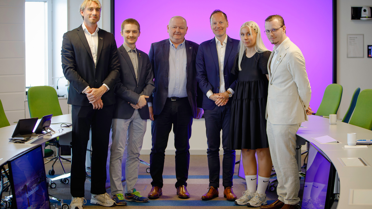 Utbildningsministern Mats Persson tillsammans med representanter för studentkårerna och rektor