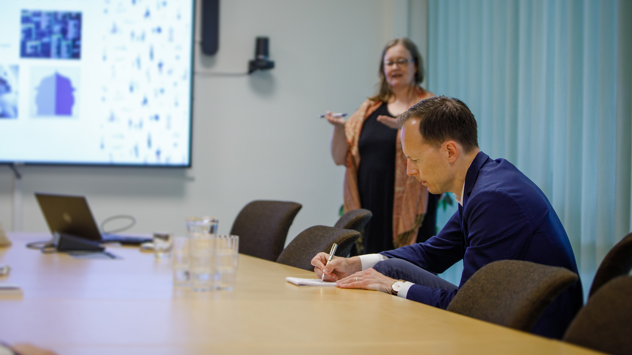 Utbildningsminister Mats Persson antecknar