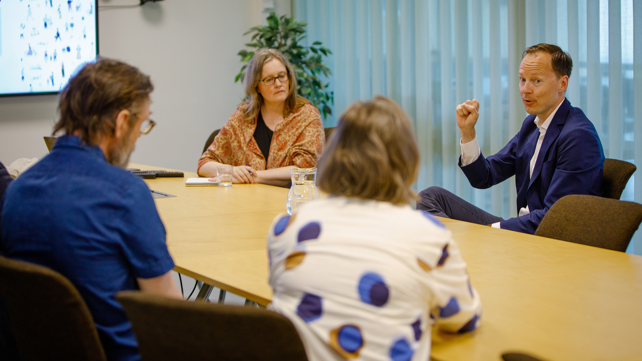 Utbildningsminister Mats Persson i engagerat samtal med forskare från CEDAR vid Umeå universitet.