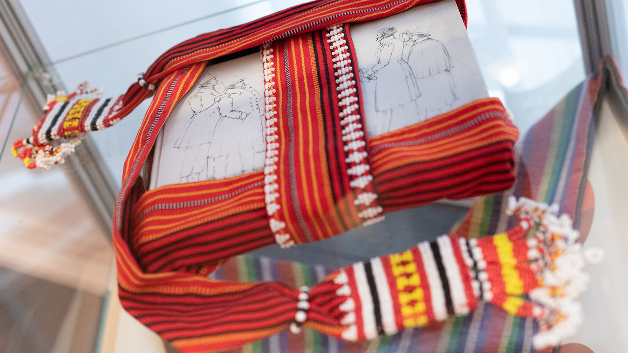 En bok inslagen i textil.