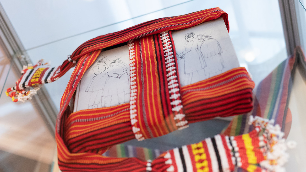 En bok inslagen i textil.