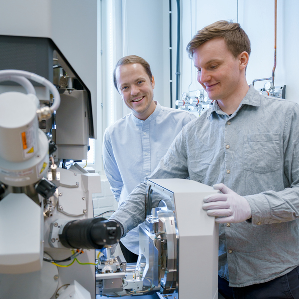 – Erik Olof WikLund, konstnär och examinerande masterstudent vid Konsthögskolan, Umeå universitet– Nils Hauff, staff scientist, Umeå Centre for Electron Microscopy, Umeå universitet, SciLifeLab 