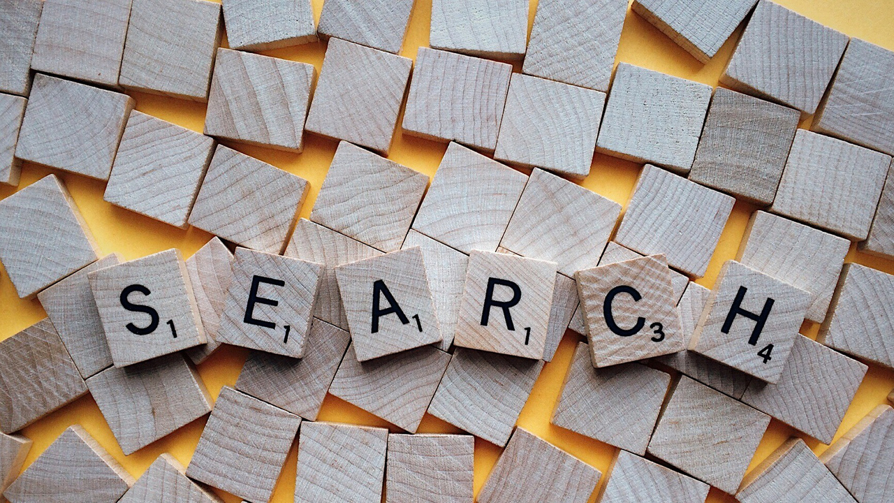 Bokstavbrickor som bildar ordet search.