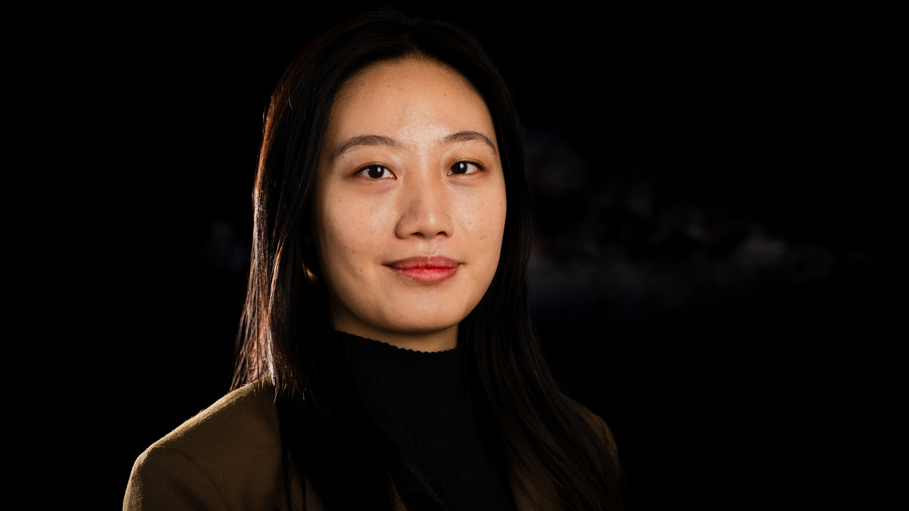 En kvinna med långt hår och svart polotröja.