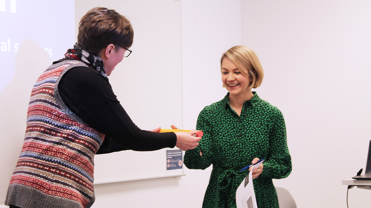 Maria Levlin räcker över stafettpennan till Yvonne Knospe.