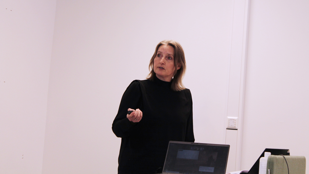 Huvudtalare Kjersti Ree Skrefsrud presenterar.