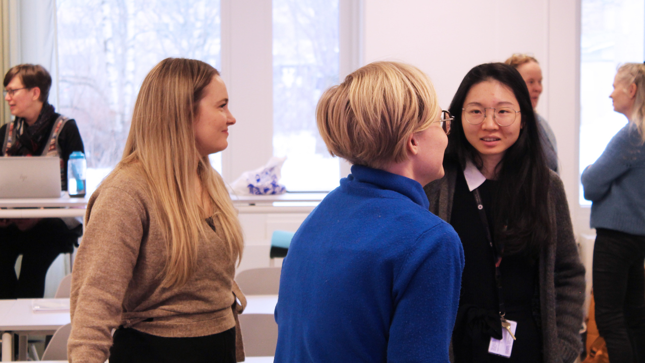 Symposie-deltagare minglar.