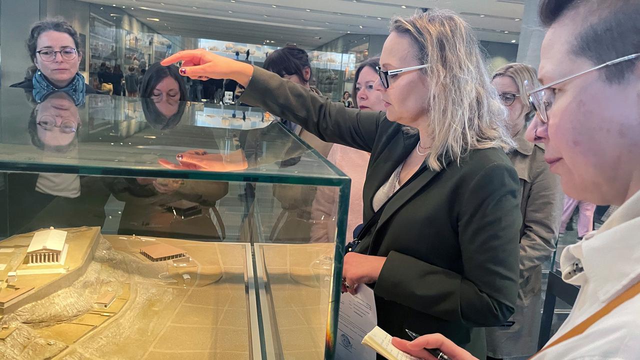 Jenny Wallensten, Svenska institutets direktör i Aten, guidar i Akropolismuseet.