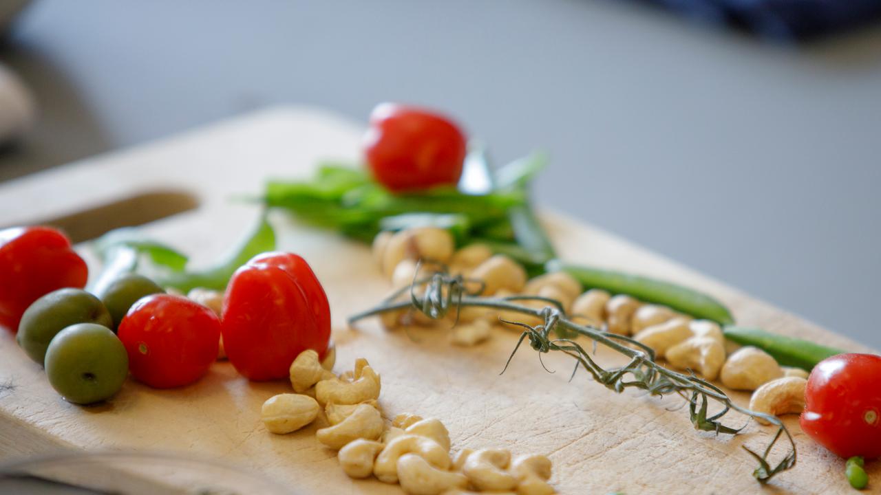 Grönsaker på skärbräda