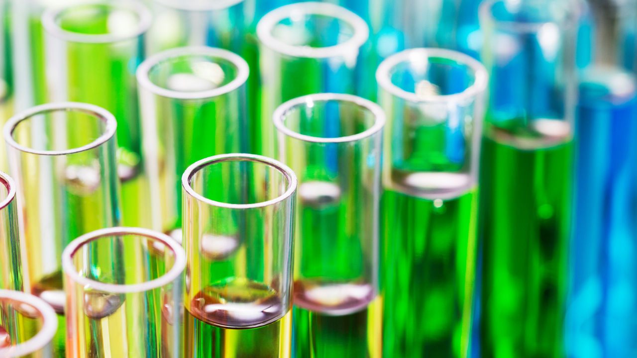 Bild på färgglada vätskor i provrör