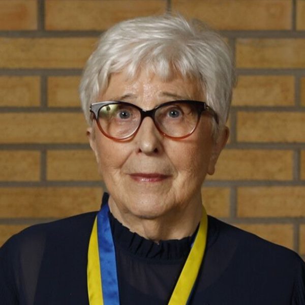 Porträtt på kvinna med medalj runt halsen.