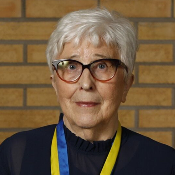 Porträtt på kvinna med medalj runt halsen.