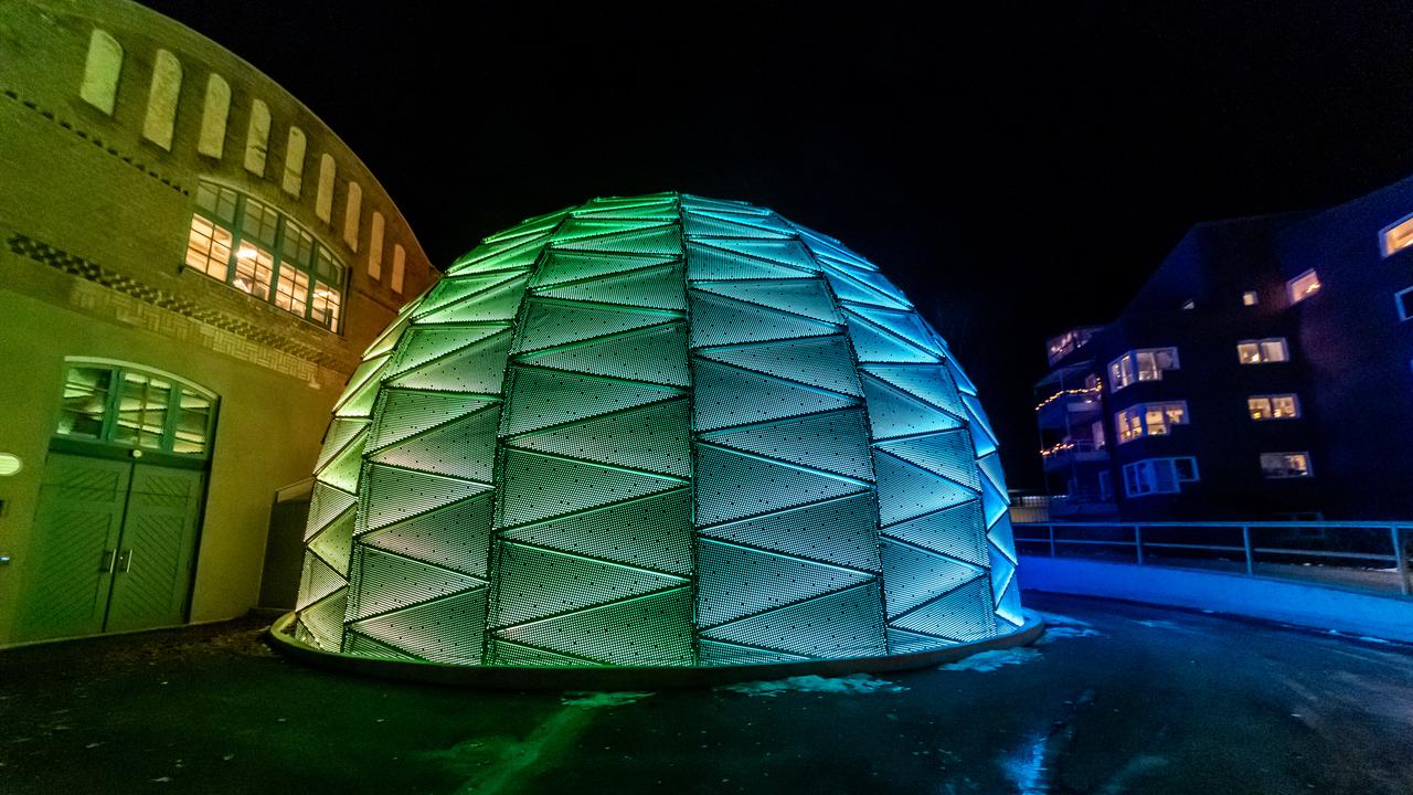 Curiosums domteater med fasadbelysning