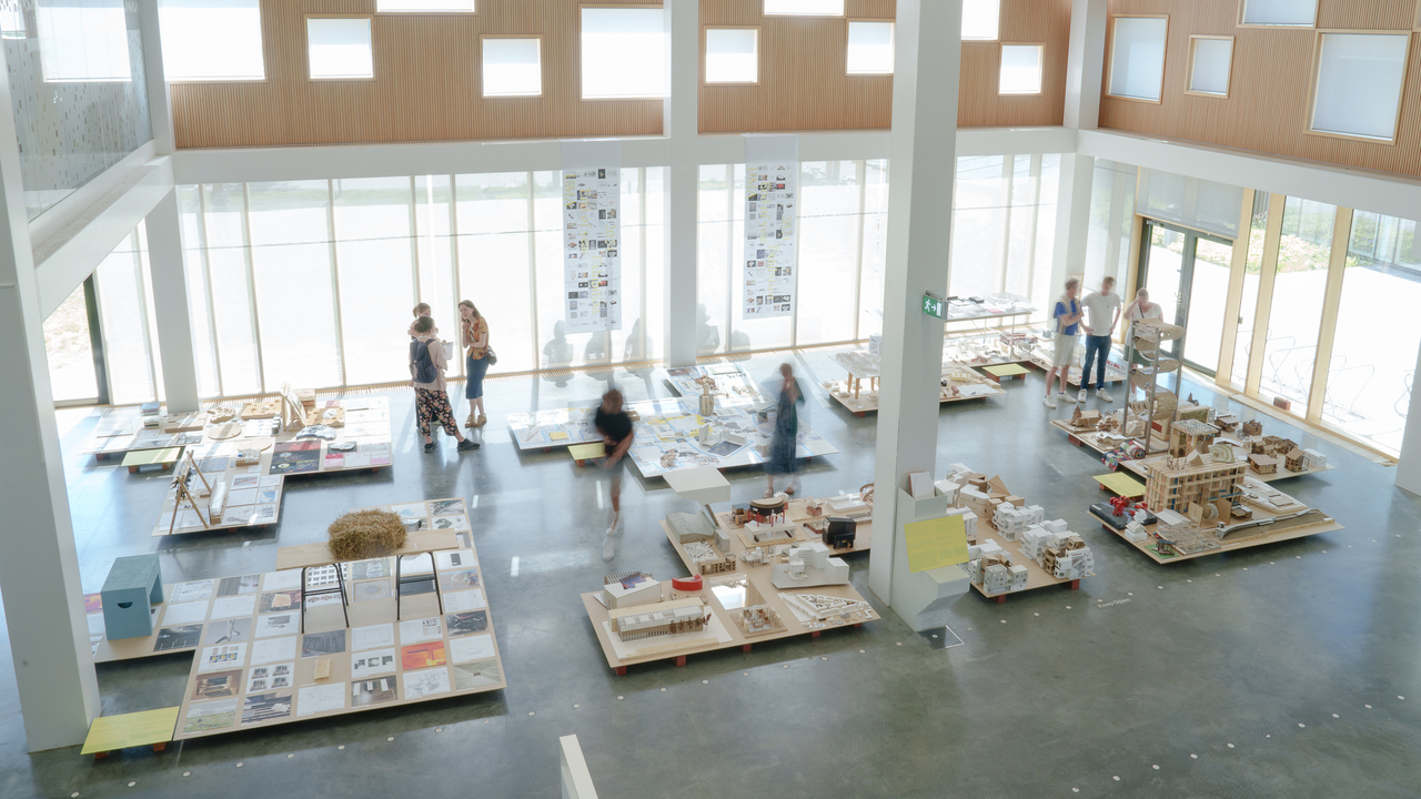 UMA 2023 SlututställningI arkitekthögskolans slututställning visas alla studenters arbeten från det femåriga arkitektprogrammet, med särskilt fokus på avgångseleverna i årskurs fem. Vi önskar alla varmt välkomna att ta del av utställningen och se vad studenterna arbetar med.