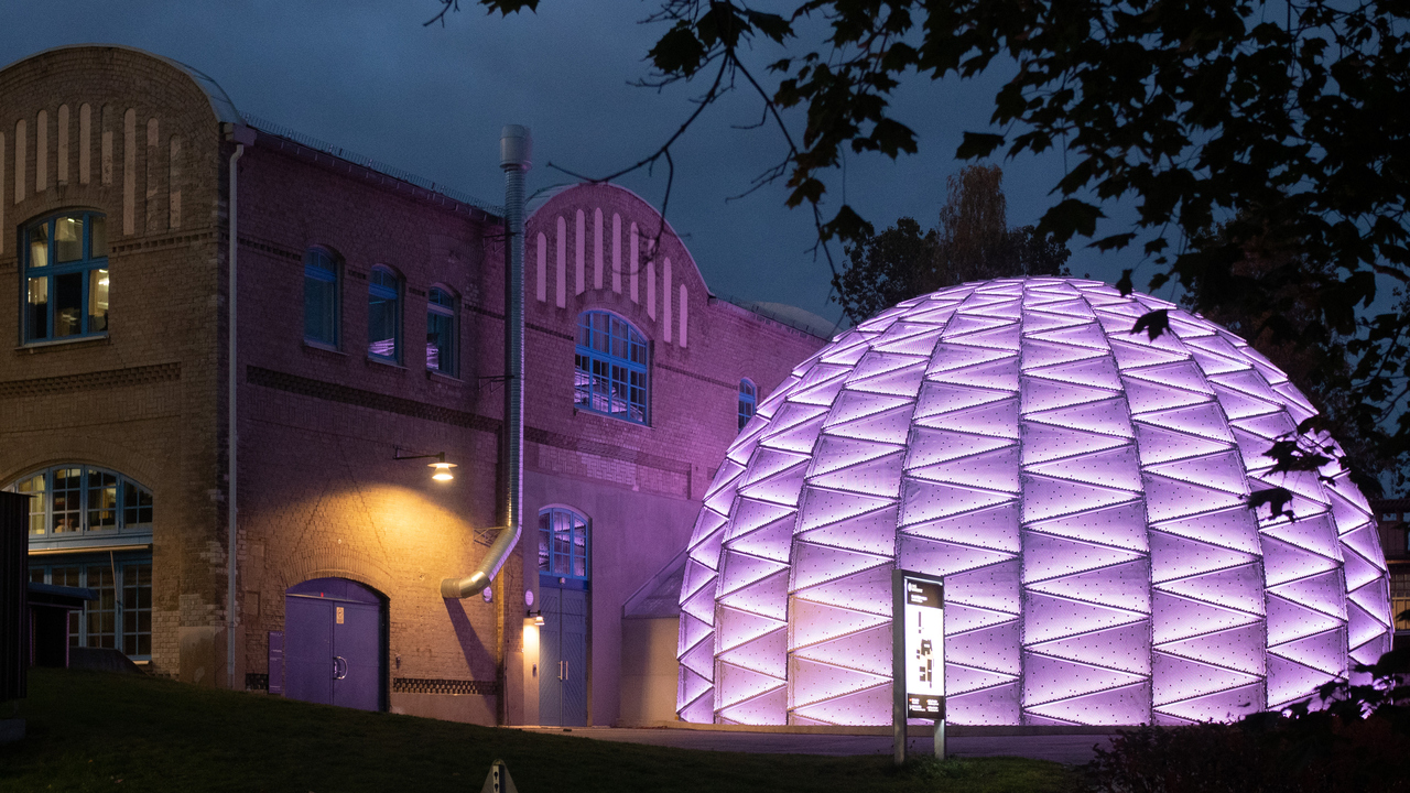 Domteatern med rosa fasadbelysning i samband med cancerfondens Rosa bandet-kampanj