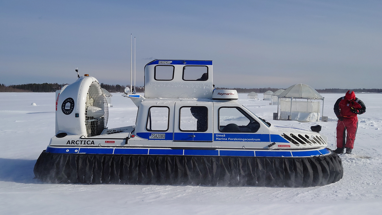 en svävare med namnet Arcitca står på isen bredvid en experimentanläggning.
