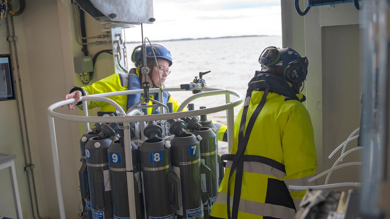 Två personer arbetar ombord på ett forskningsfartyg.