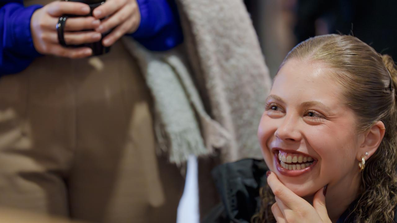 Student som ler stort