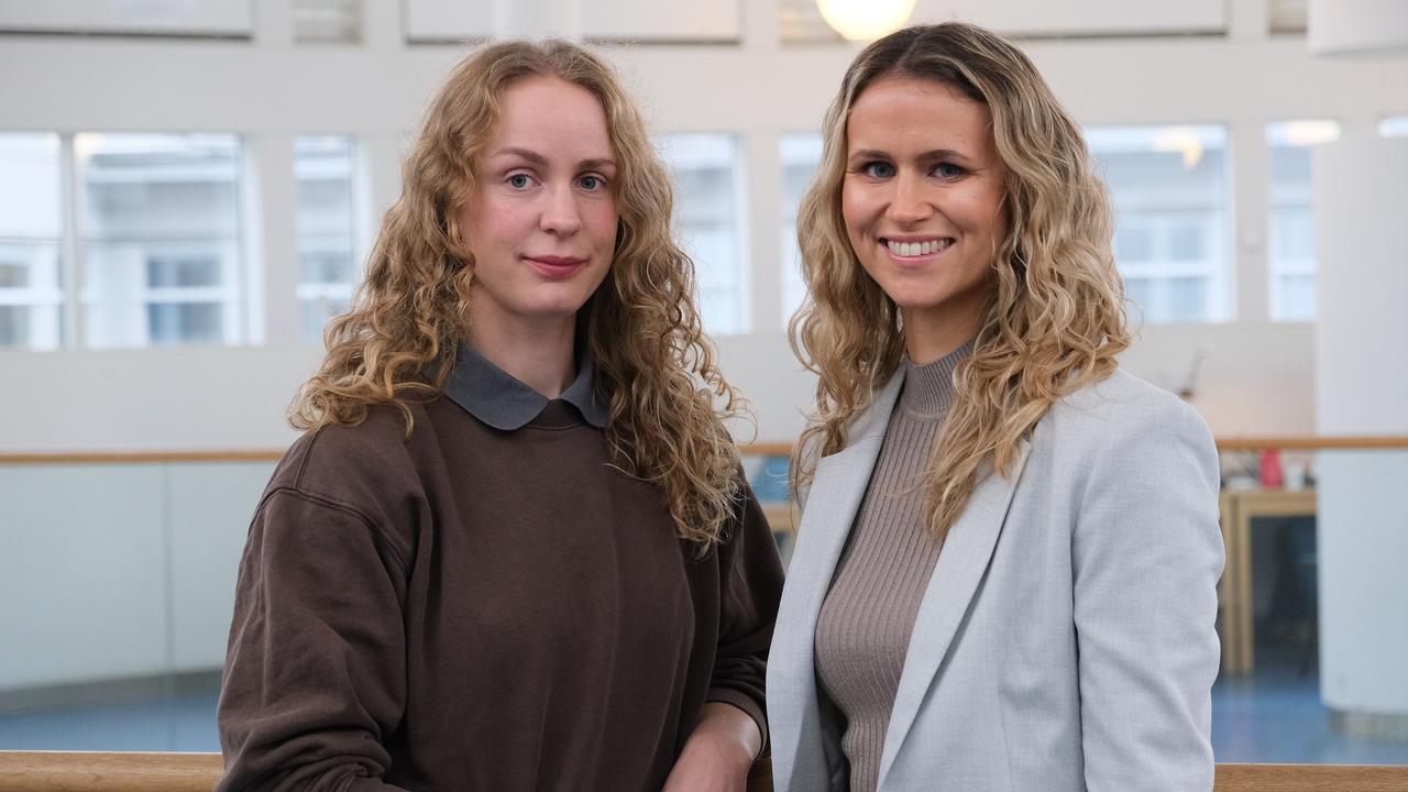 Två kvinnor som står bredvid varandra.