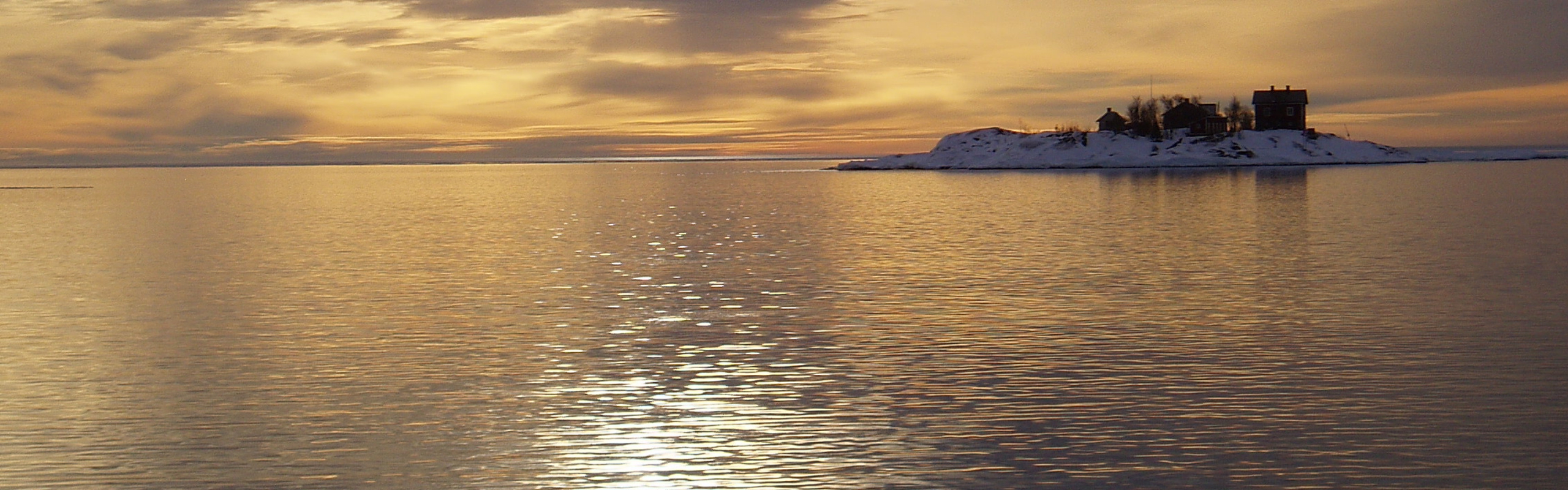 Ö med stuga under provtagningsexpedition i Skaghamnsfjärden på vintern.
