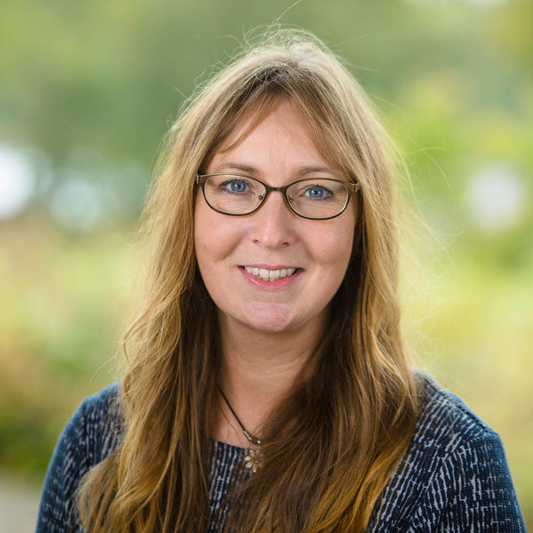 Porträtt på Karoline Holmgren, Doktorand vid Institutionen för naturvetenskapernas och matematikens didaktik, Umeå universitet