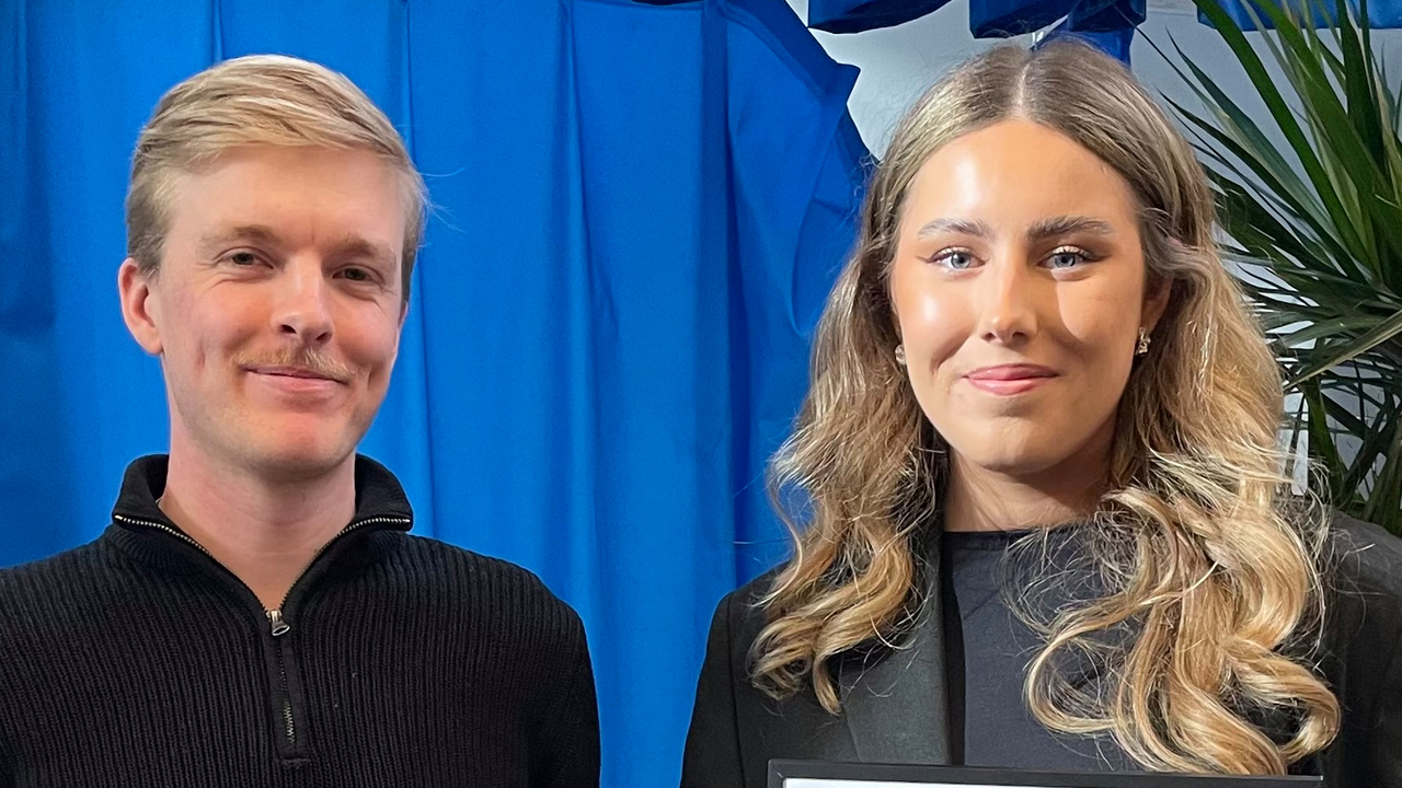 Tommi Rosenlund och Tilda Wilhelmsson, tidigare studenter på Pedagogiska institutionen vid Umeå universitet, tilldelas IKC vetenskapliga pris 2024.