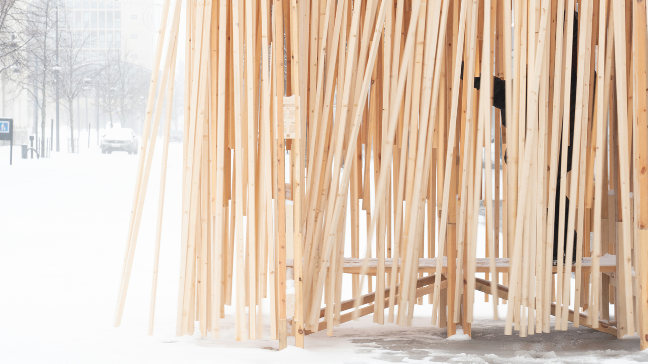 Ljudkonstverket The waterfall went silent på Storgatan i Luleå, byggt i trä.