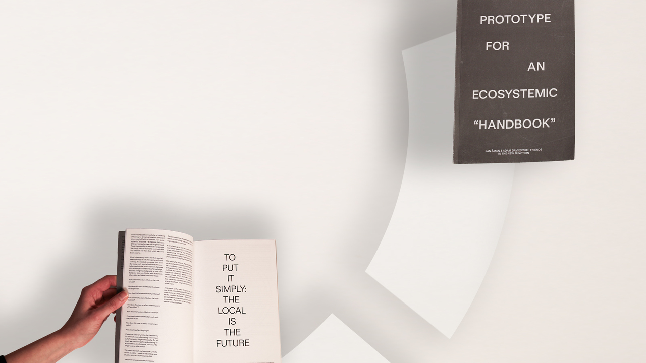 Hand som håller i handbok