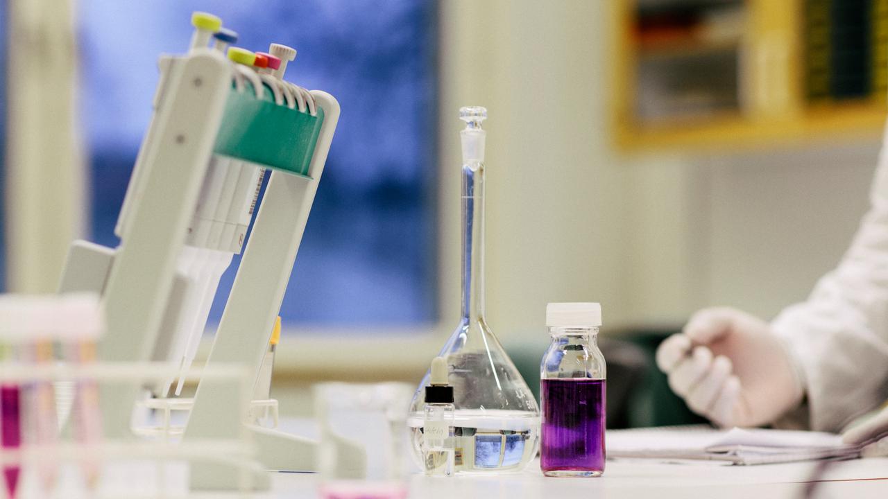 Bild på studenter i labb