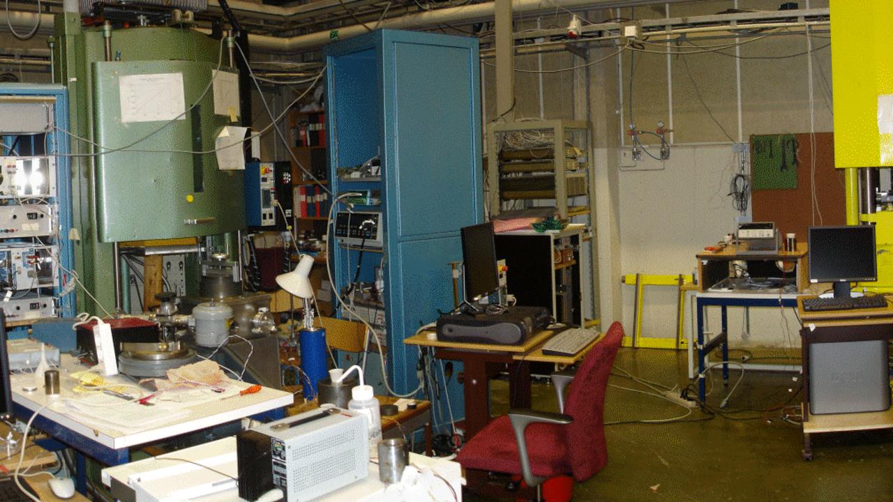 Ett rum fyllt med massor av olikfärgade maskiner.