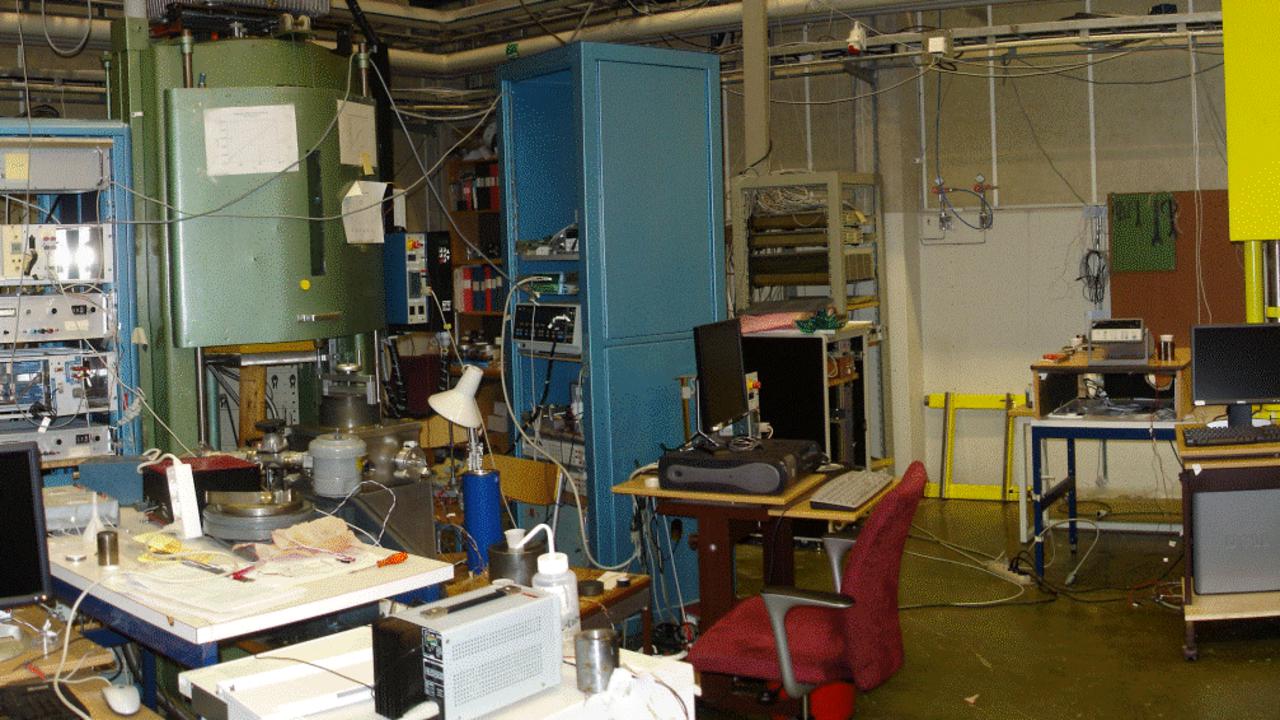 Ett rum fyllt med massor av olikfärgade maskiner.