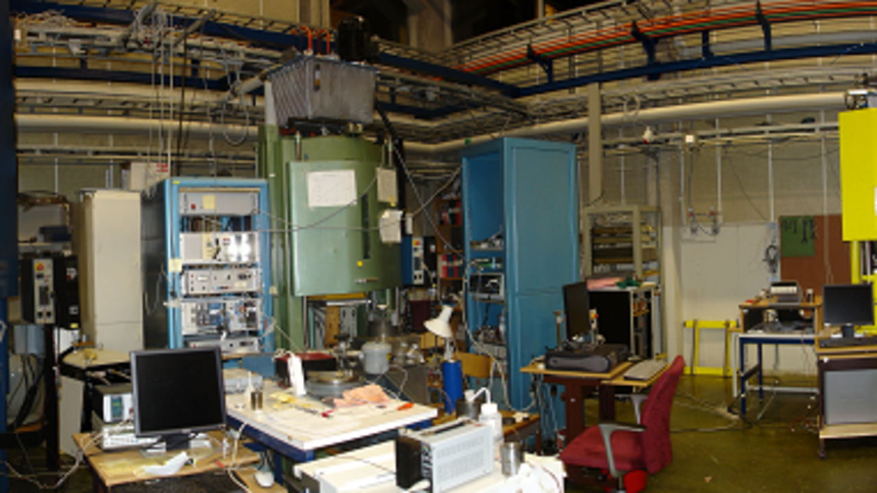 Ett rum fyllt med massor av olika typer av maskiner.