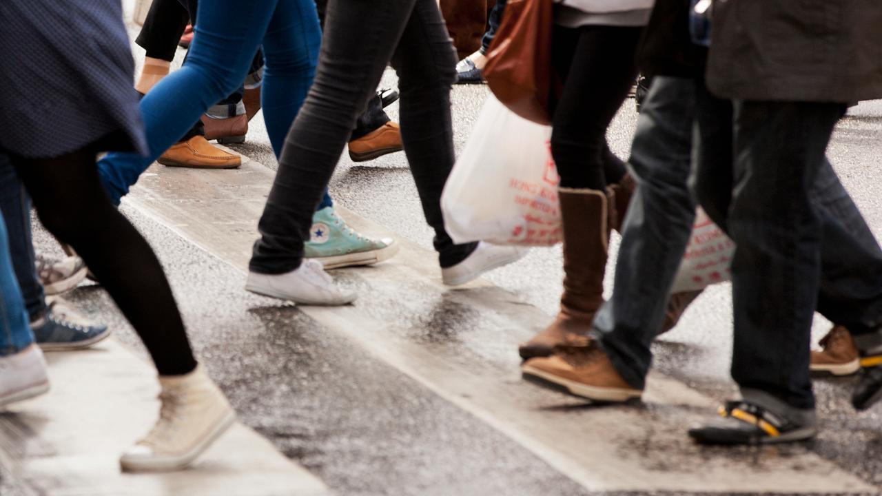 Fotgängare som går över övergångsställe.