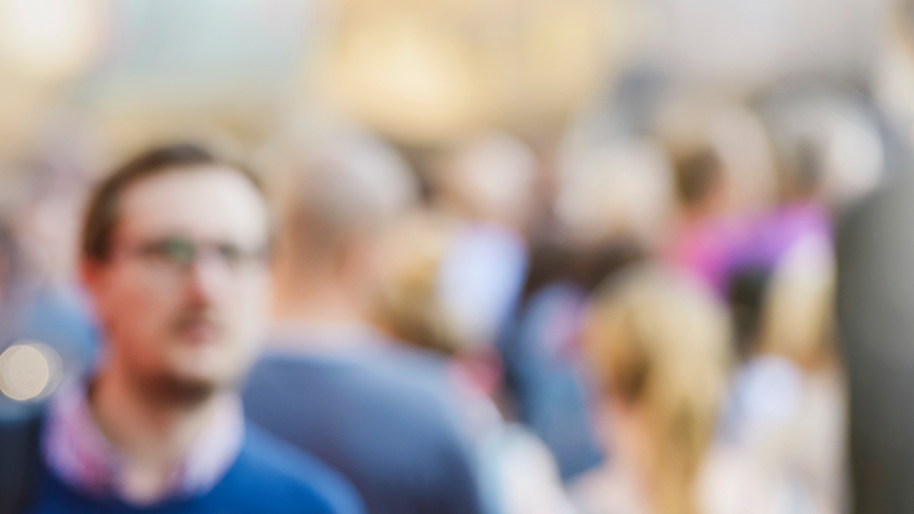 Kvinnlig polis i folkvimmel