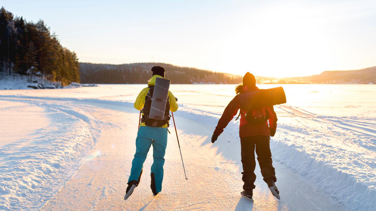 Skridskoåkare på isbanan på Tavelsjön.
