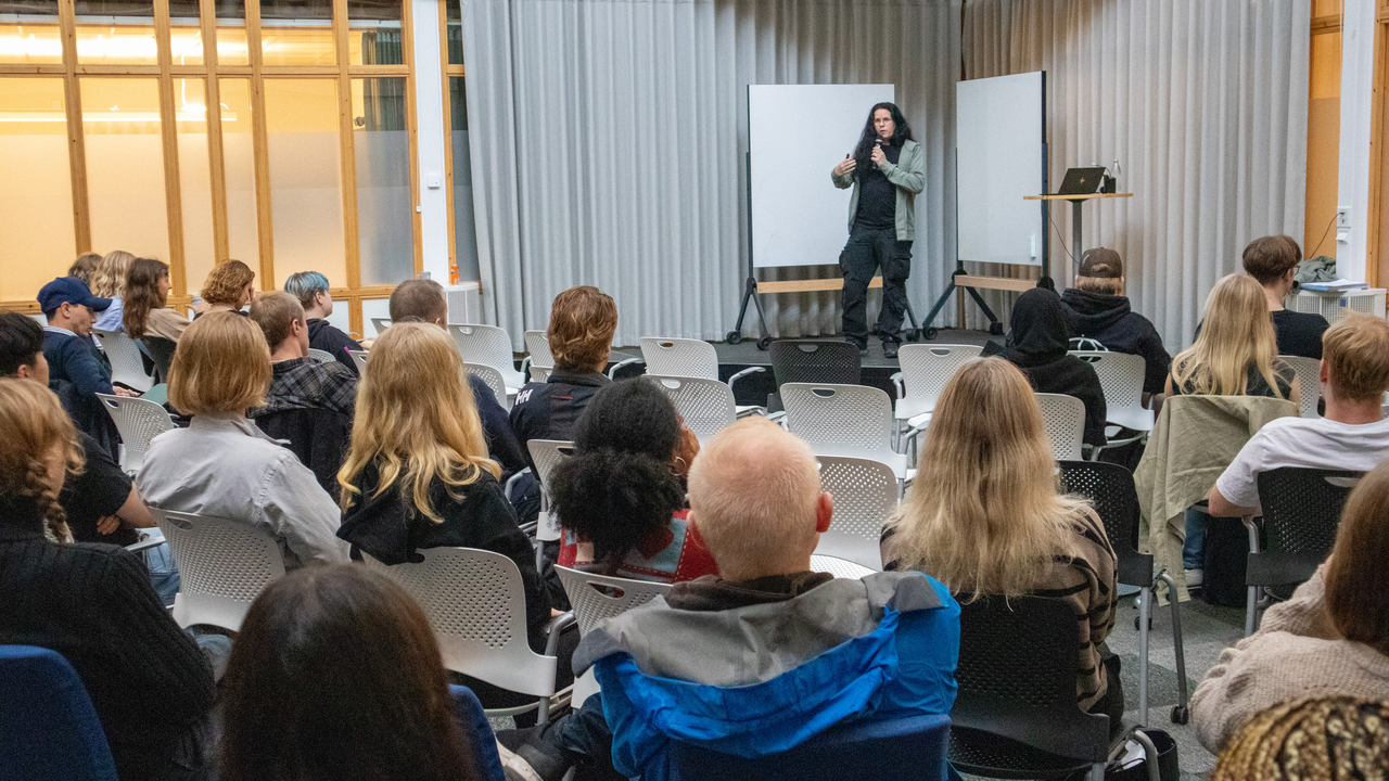 Olow Sande, basåret, talar från scenen i MIT-huset för en publik av basårsstudenter.