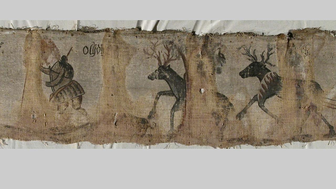 Ett tygstycke med bilder av människor och djur på.