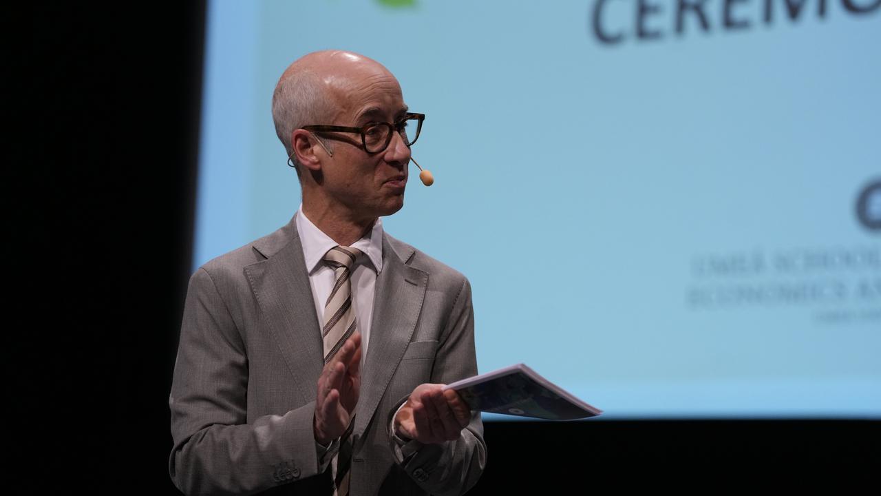 En man står framför en projektionsskärm.