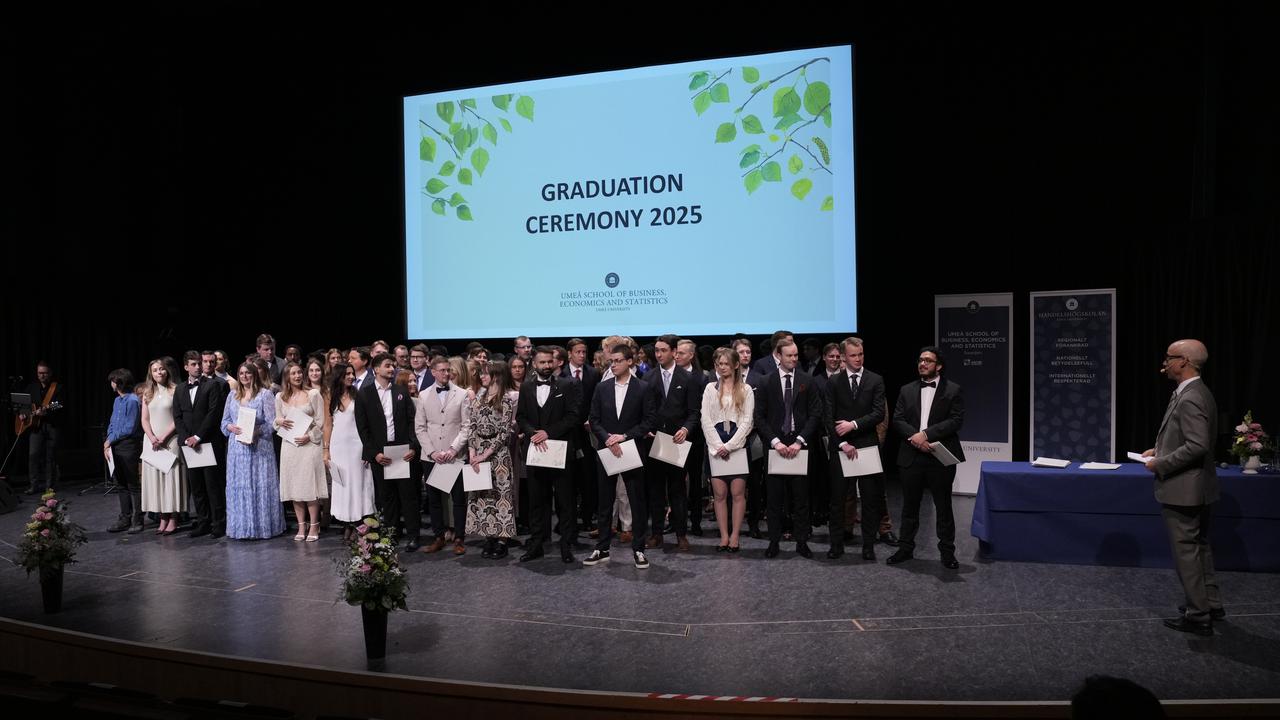 En grupp människor som står på toppen av en scen.