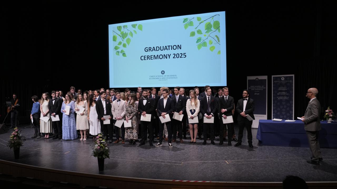 En grupp människor som står på toppen av en scen.