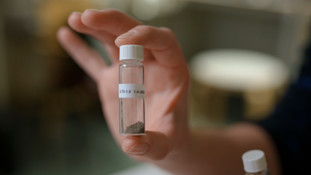 En liten behållare med grått prov i 