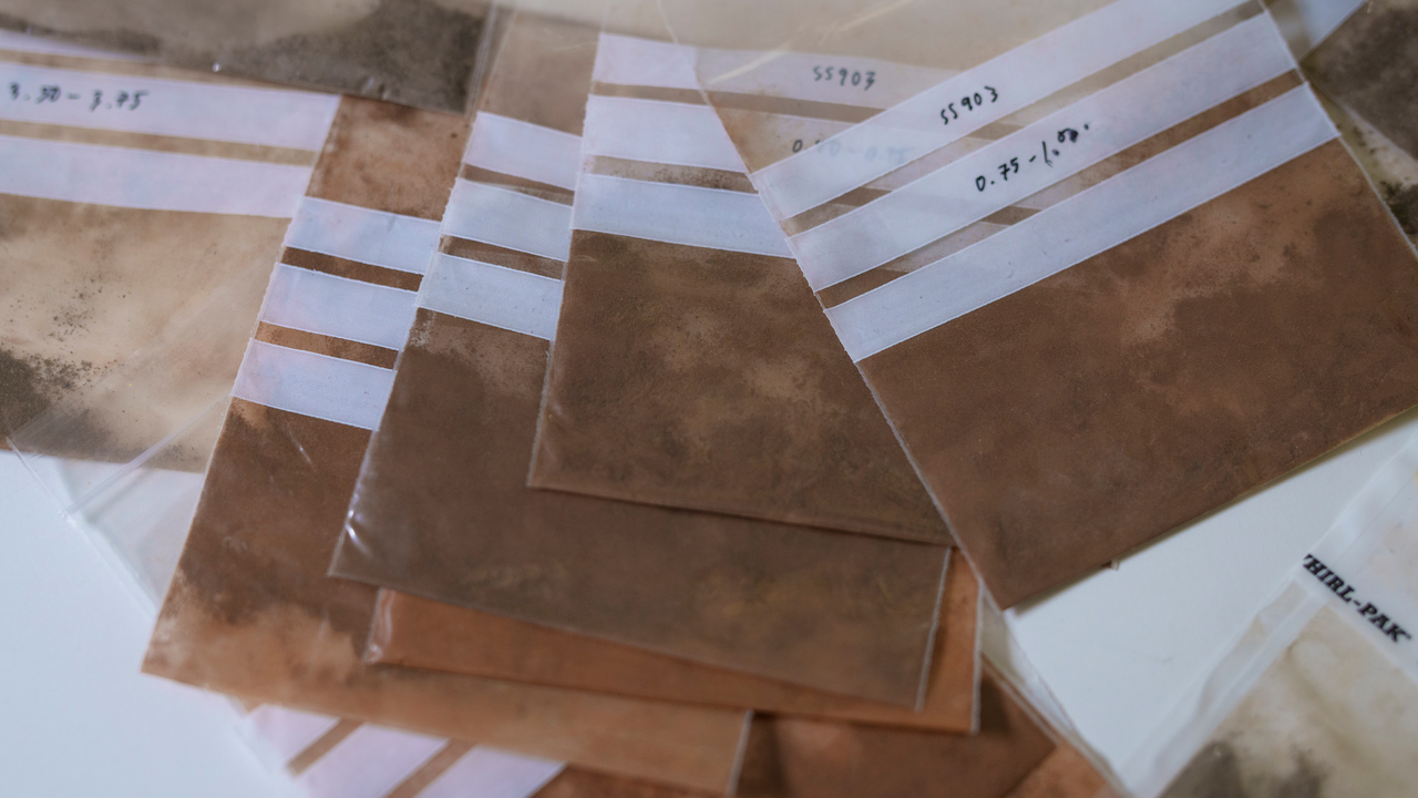 Flera påsar med brunrött innehåll 