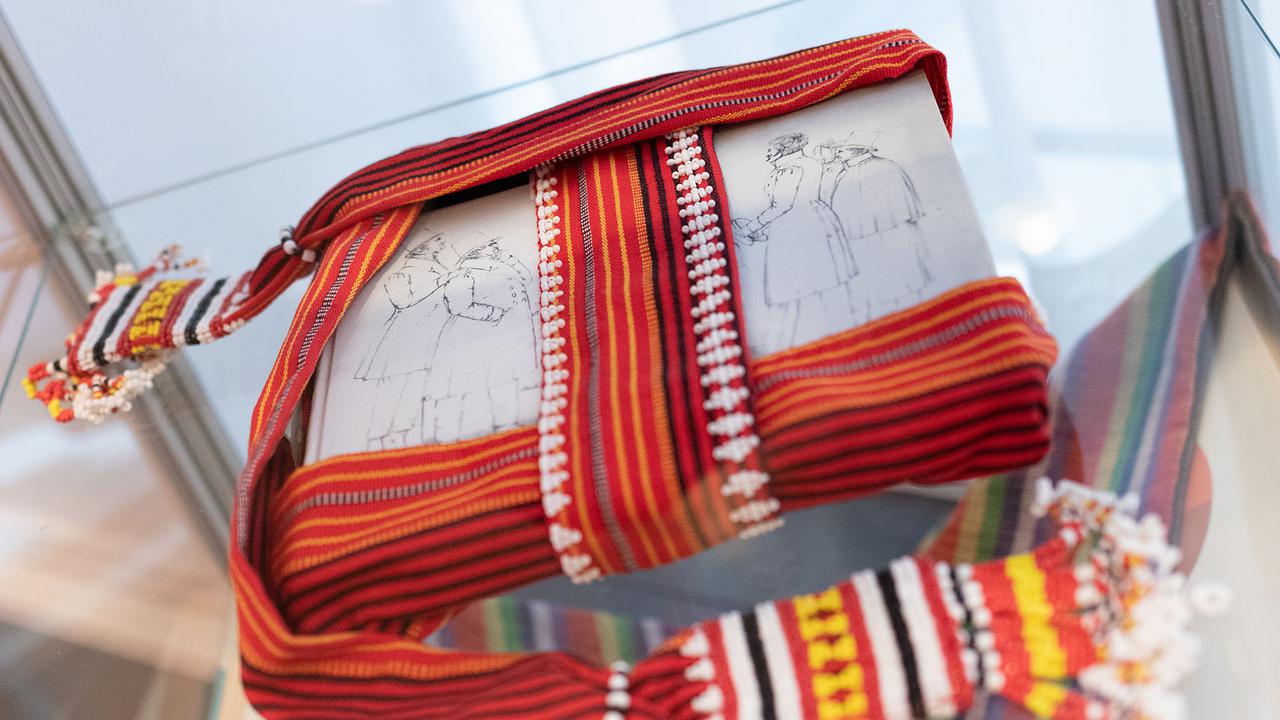 En bok inslagen i textil.