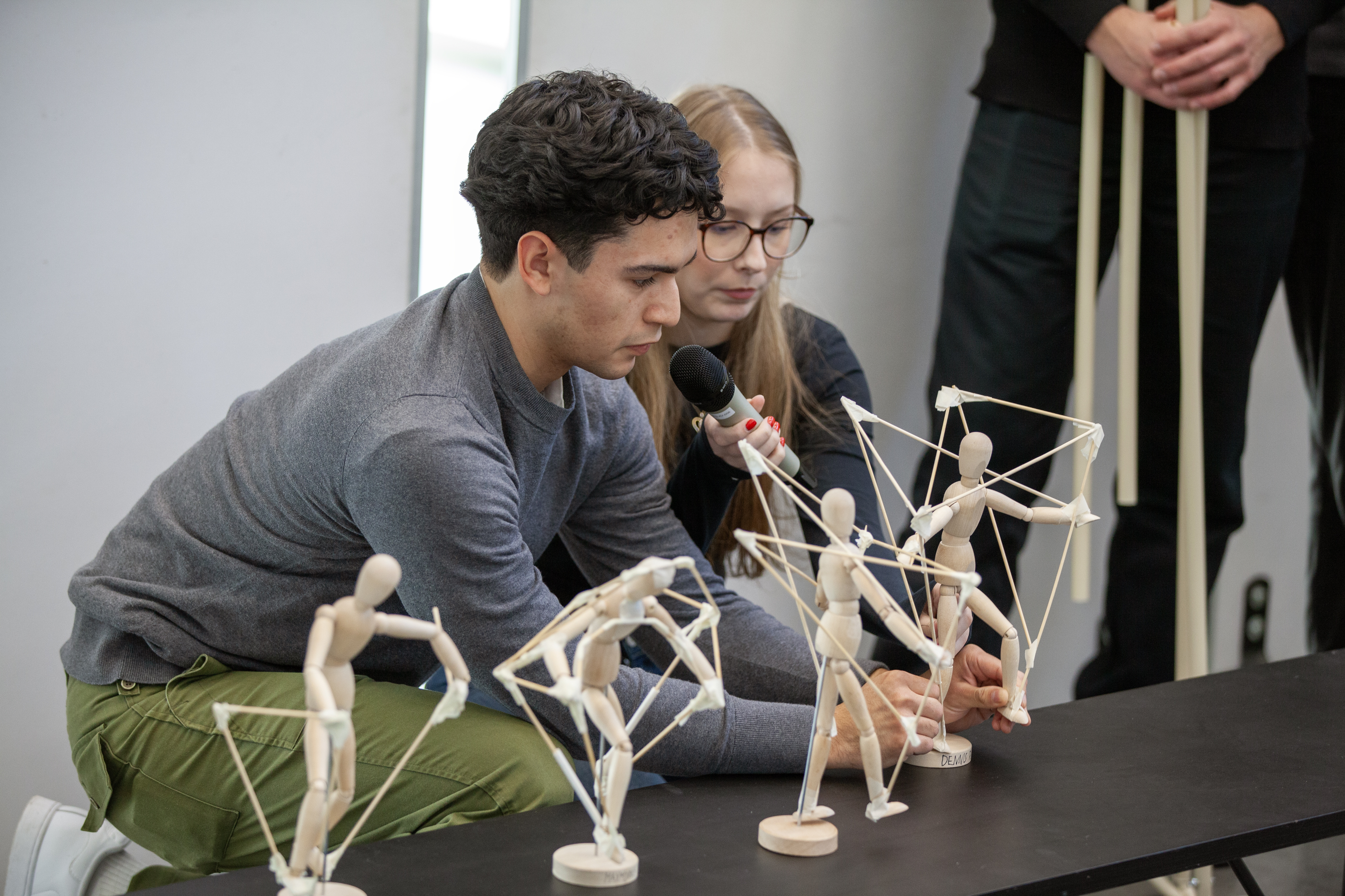 Arkitektstudenter visar modeller av hur deras presentation är tänkt att utformas