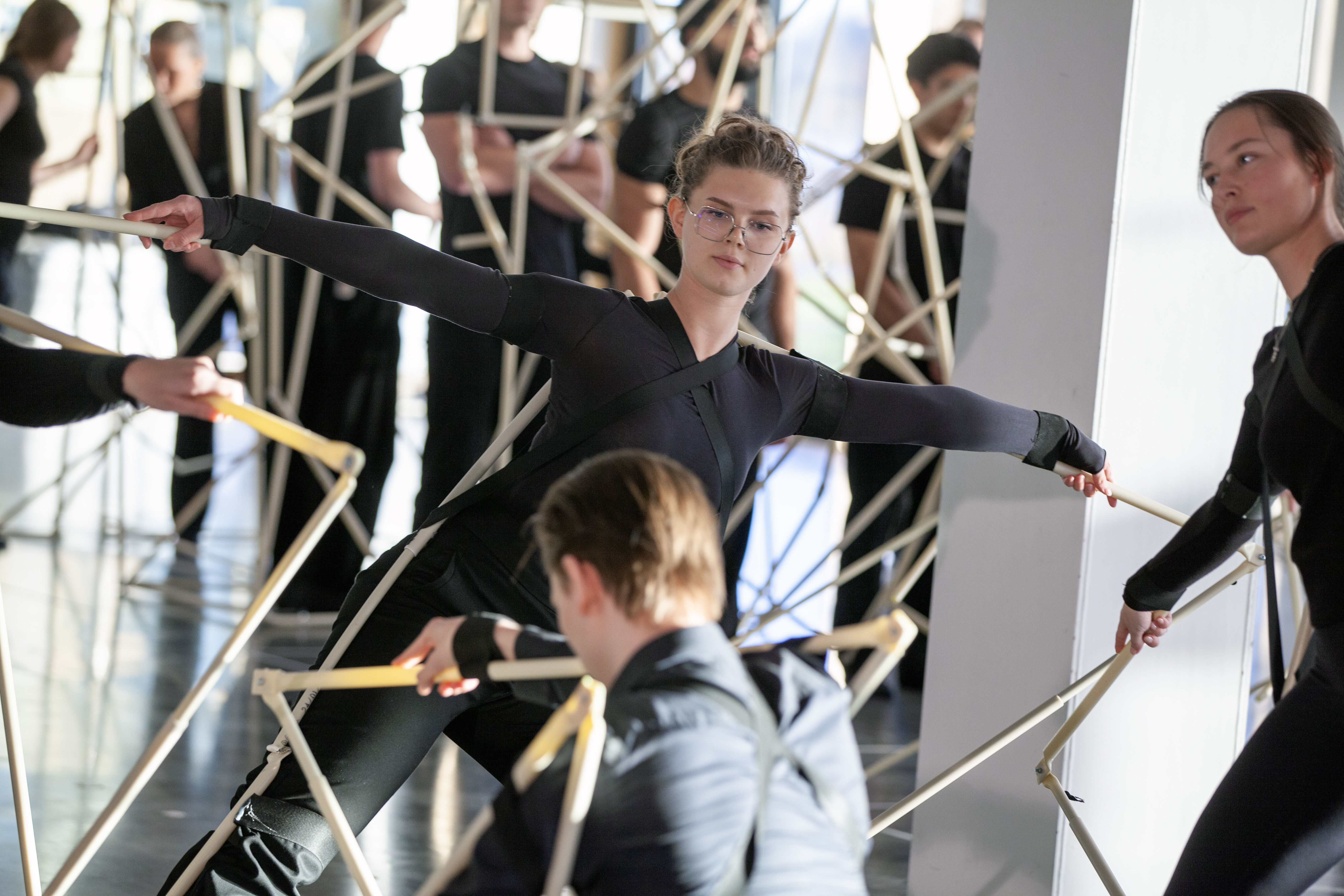 Arkitektstudenter framför sin tolkning av Un-fashion Show, tillsammans med musikstudenter.