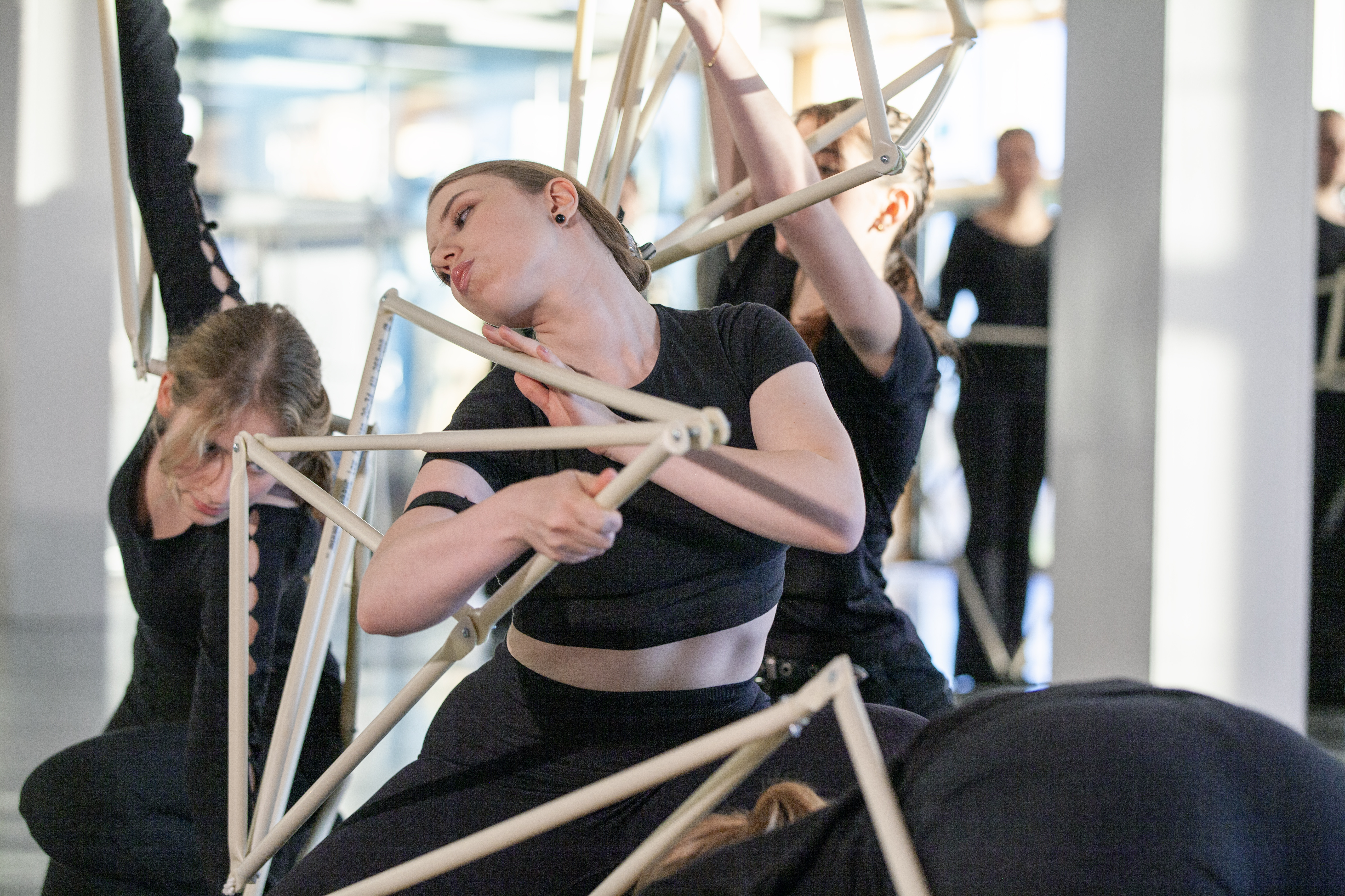 Arkitektstudenter framför sin tolkning av Un-fashion Show.