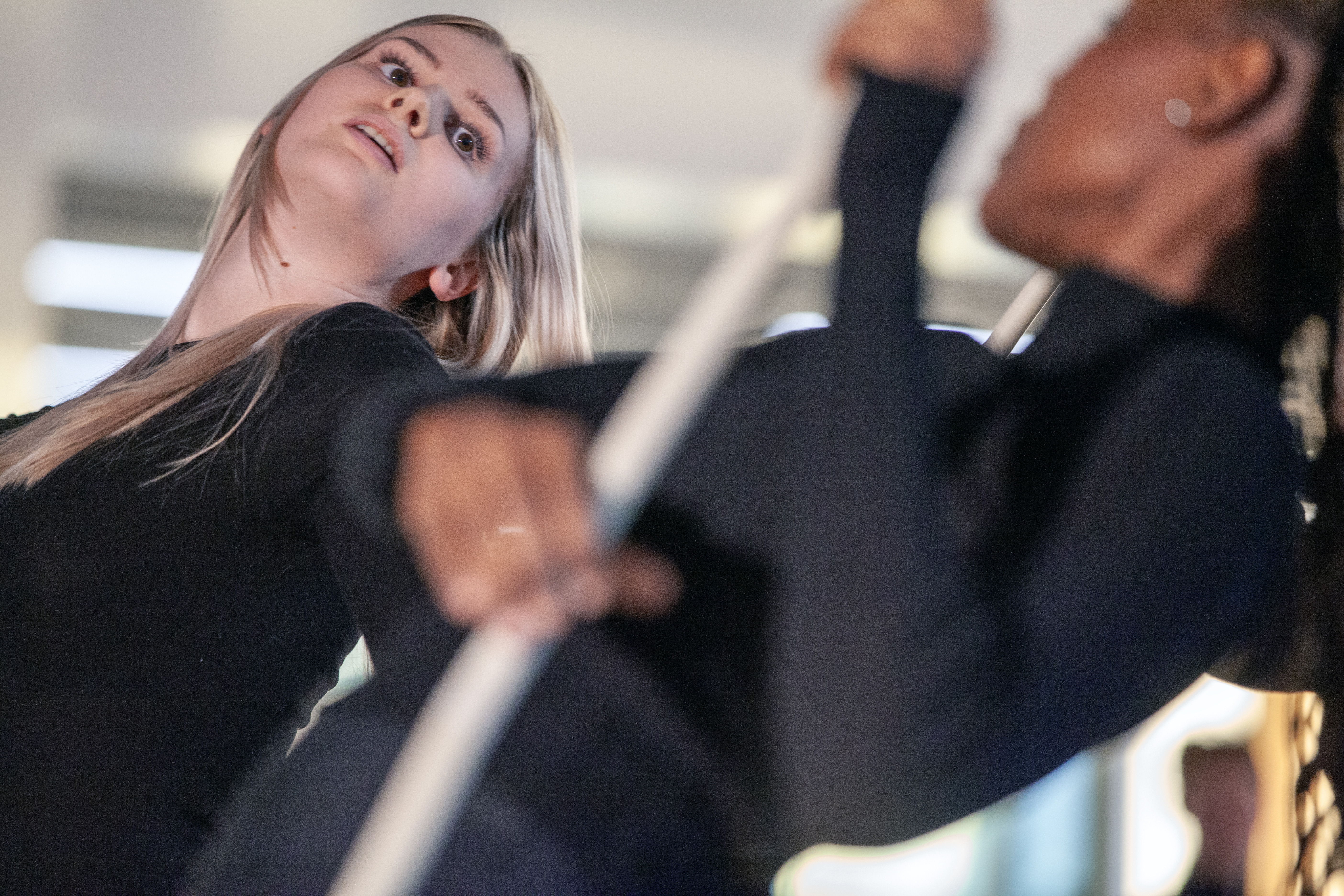 Arkitektstudenter framför sin tolkning av Un-fashion Show.