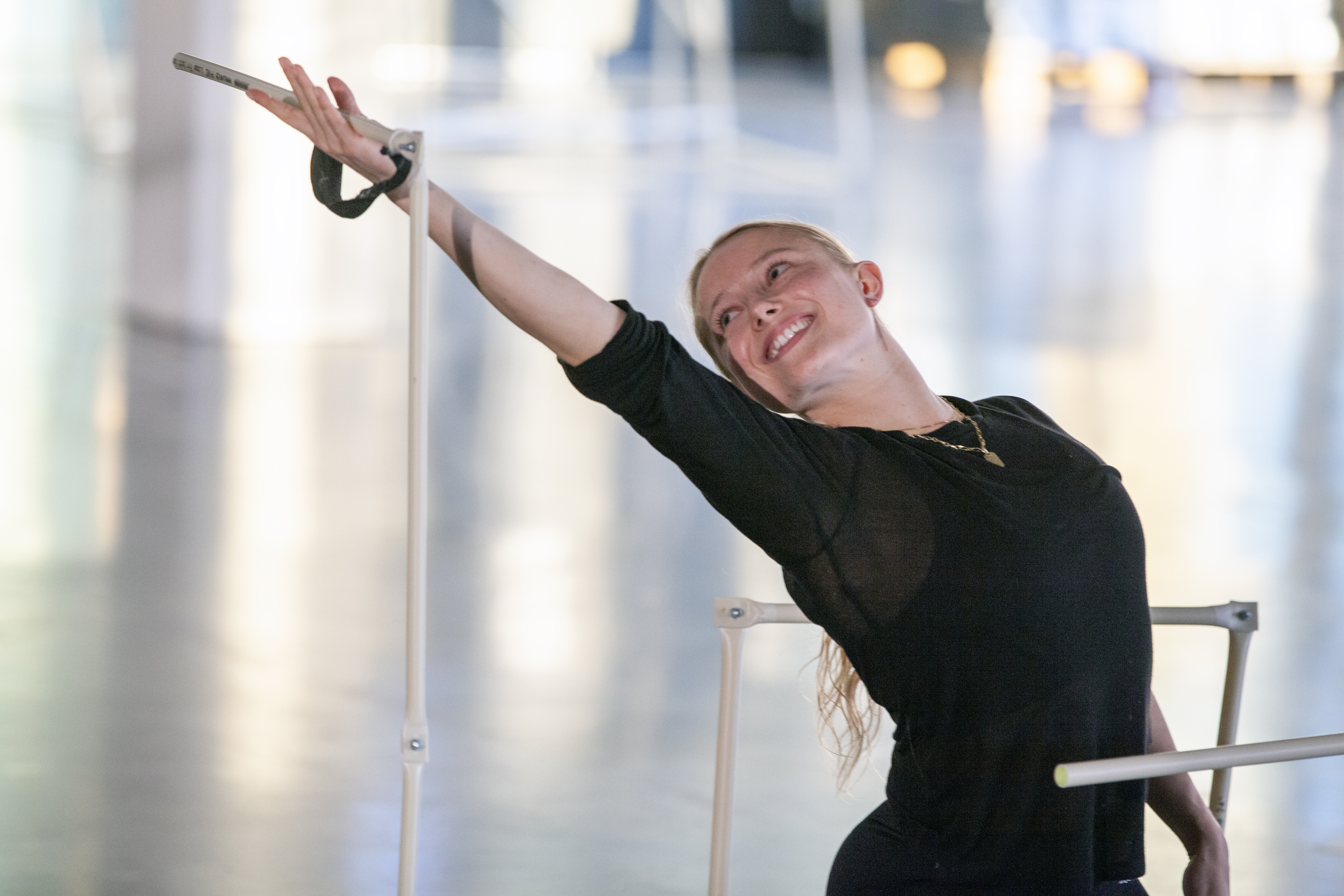 Arkitektstudenter framför sin tolkning av Un-fashion Show.