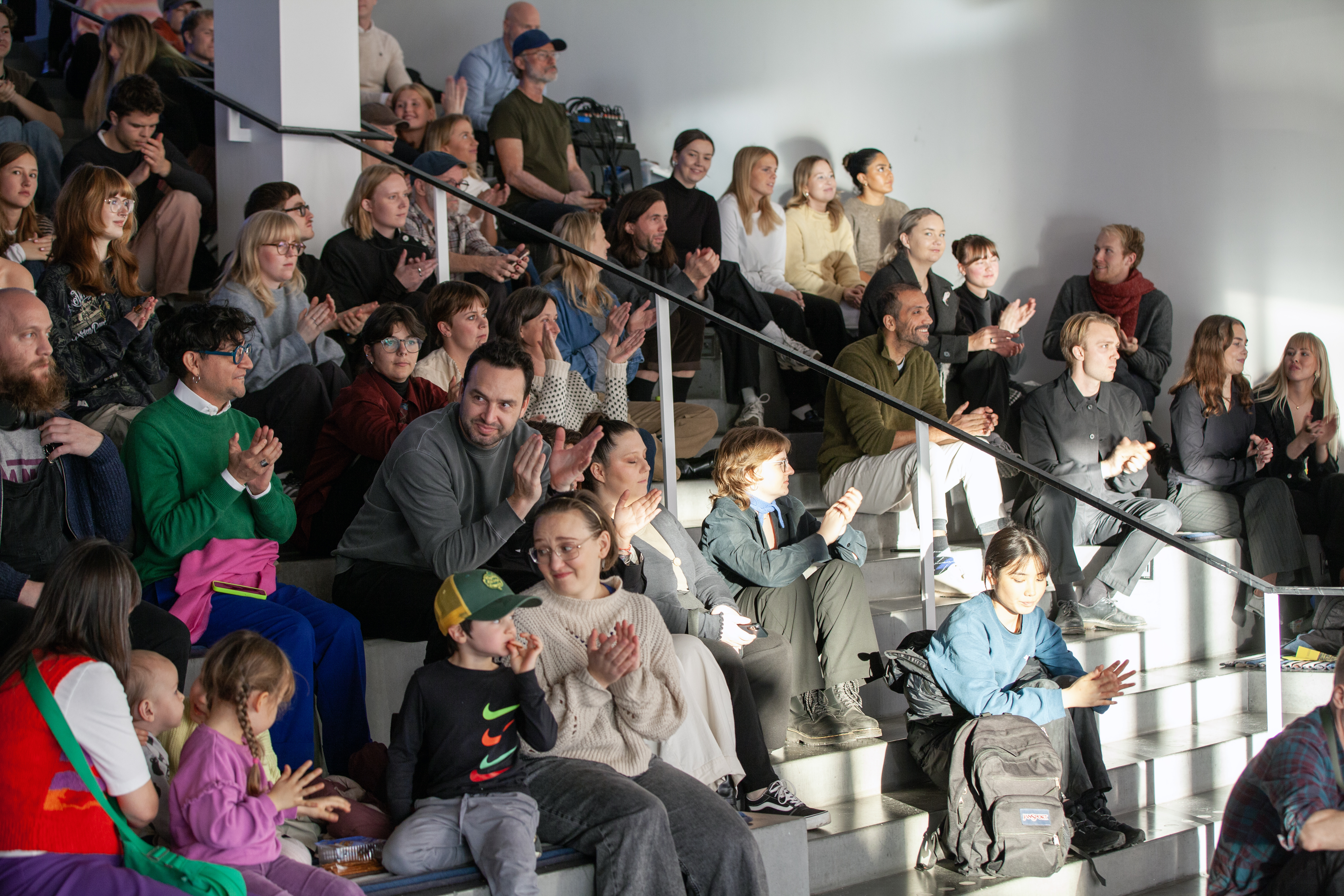 Publiken visade uppskattning när arkitektstudenter framför sin tolkning av Un-fashion Show, tillsammans med musikstudenter.