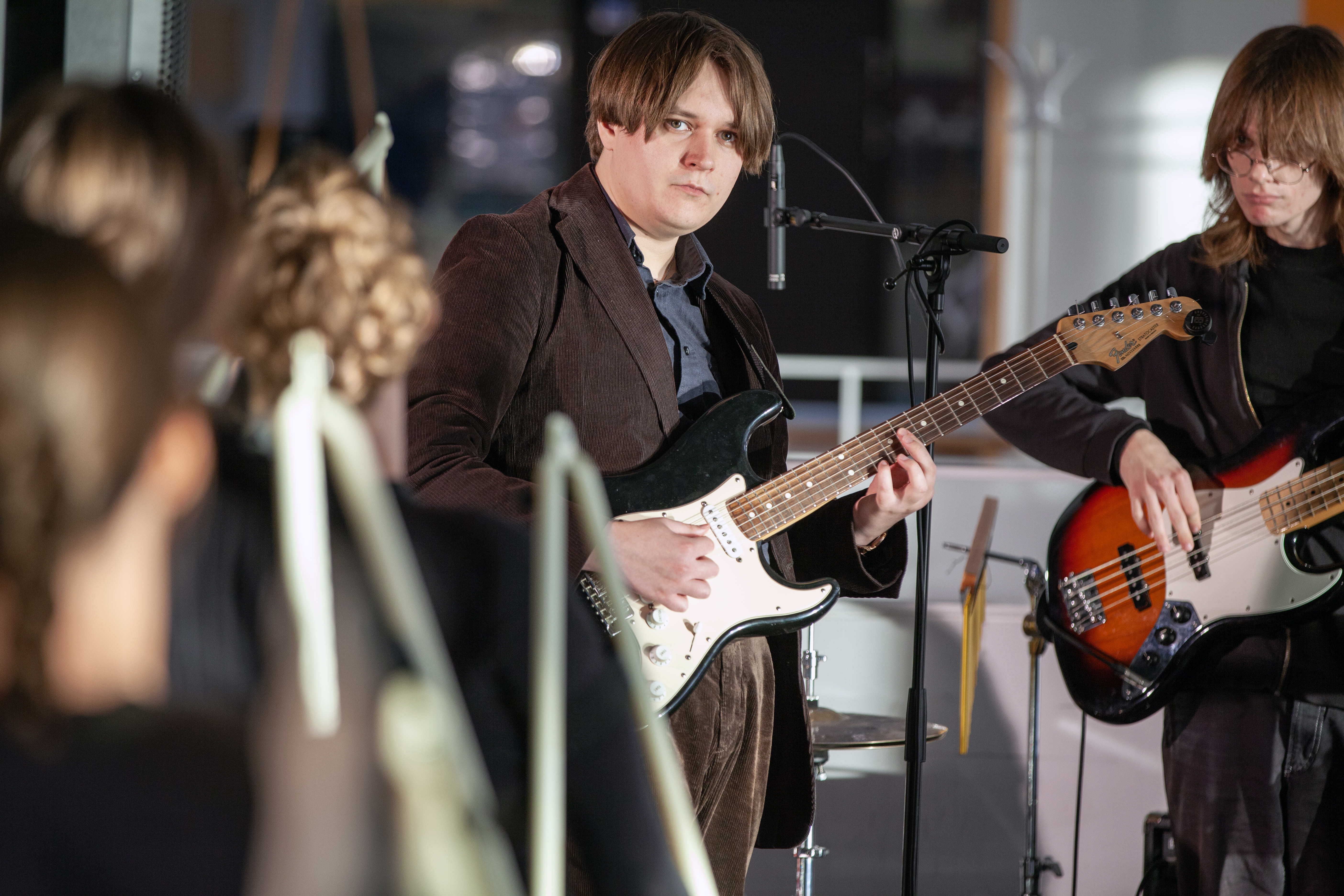 Arkitektstudenter framför sin tolkning av Un-fashion Show, tillsammans med musikstudenter.